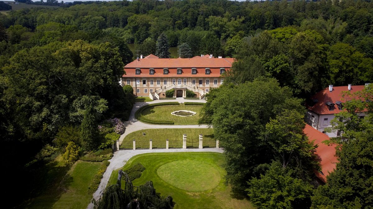 Pod památkovou ochranou bude celý areál zámku Štiřín, rozhodl ministr Baxa